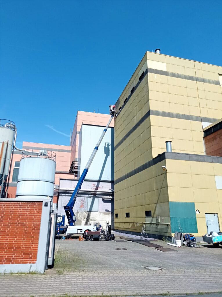 Wandgemälde der Göttin Ceres, der Göttin des Bieres und der Ernte, umgeben von Hasen, an der 18 Meter hohen und 10 Meter breiten Wand der Einbeck Brauerei.