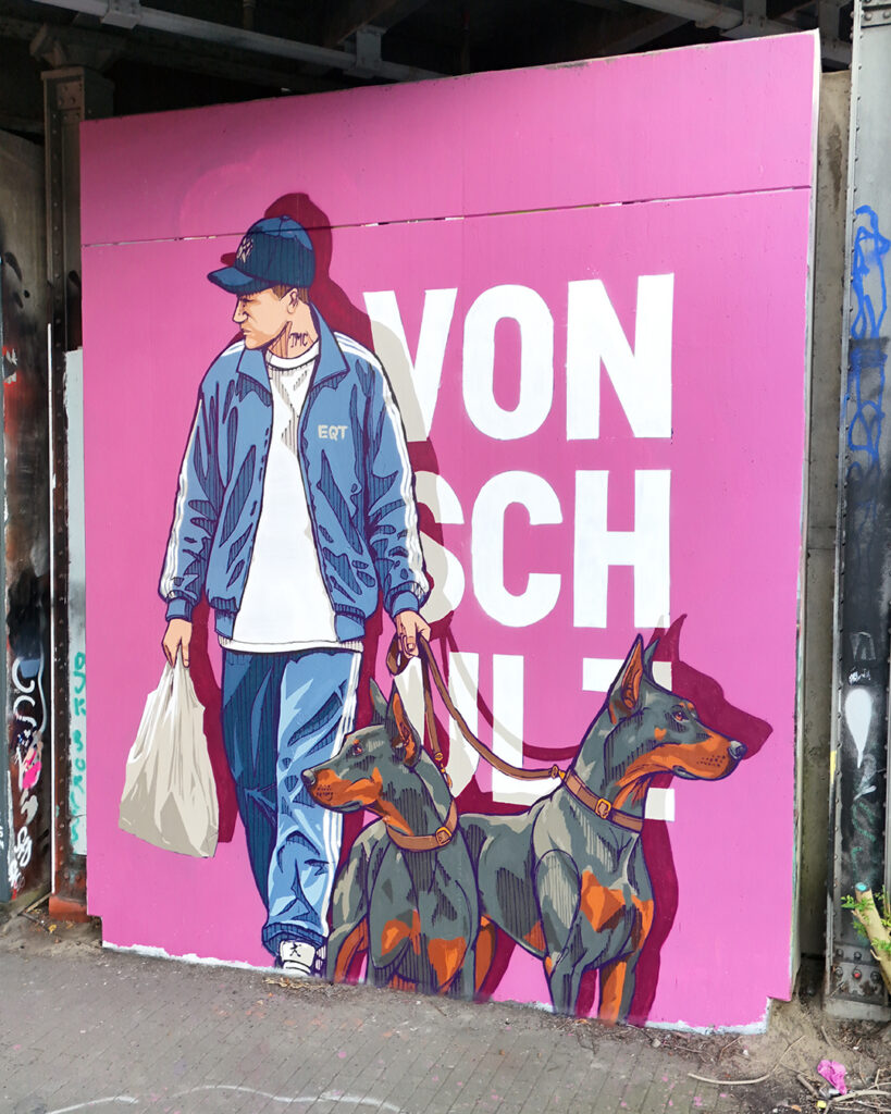 Figur mit zwei Dobermännern im Mural Take out the trash